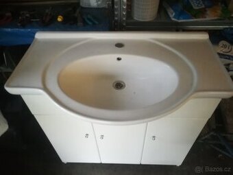 koupelnová skříńka s umyvadlem