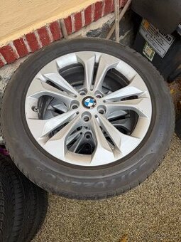 Sada originál R17 zimních kol BMW X2, včetně ventilku.