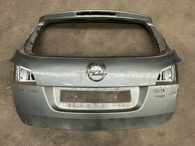 Opel Astra J kombi. - dveře kufru