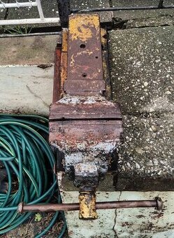 Starý plně funkční obří svěrák.