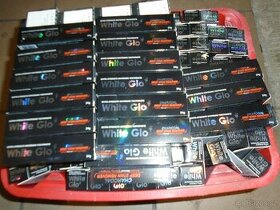 Bělící zubní pasta černá.