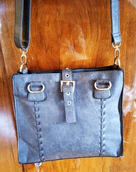 Šedá kabelka čtvercového tvaru přes rameno