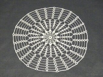 Háčkovaná dečka, ozdobná na stůl, pod vázu aj.