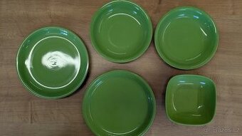 Set zelených keramických talířů