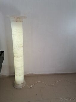 Mramorová stojací lampa