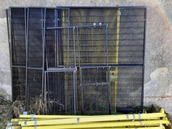 Drátěné panely Troax + sloupky, vrata