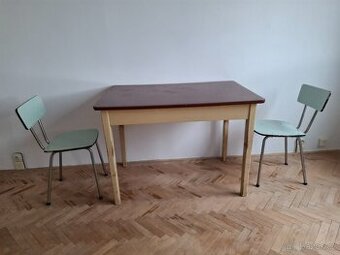 Jídelní stůl + 2 židle