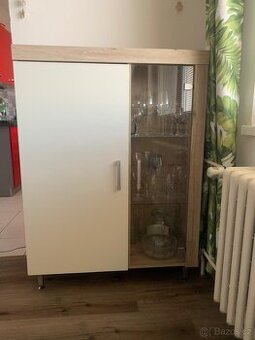 Skříňka/prosklená vytrína