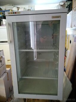 PROSKLENÁ LEDNICE-CHLADÍCÍ VITRÍNA
