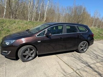 Opel Astra Sports Tourer 1.6 CDTI, r. 2015, Cosmo – výbava