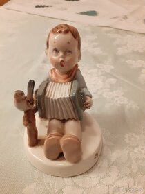 Porcelánová soška dítěte