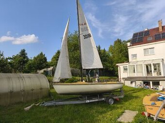 Malá plachetnice s vlekem