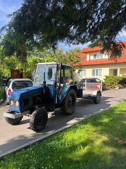 Traktor s vlekem na dřevo