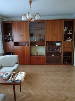 obývací stěna bez dekorací