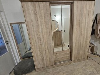 Prodám nábytek- Skříň, komoda, zrcadlo, regál
