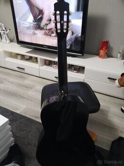 Prodám 6 stunou kytaru z někým futralem