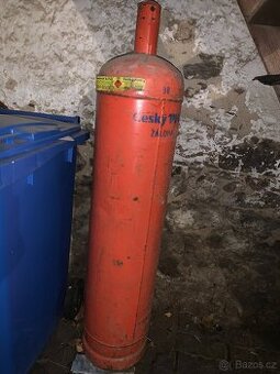 Prázdná propanbutanová láhev