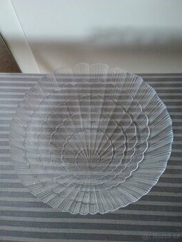 Skleněná miska, nebo spíše talíř.