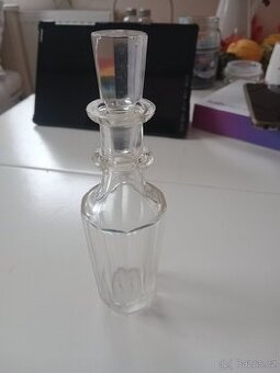Malá karafka / flakon z českého skla – 15 cm, broušené