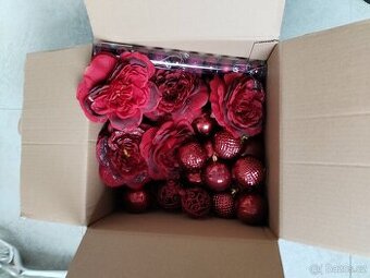 Krásné nepoužité vínové koule s velkými luxusními květy na