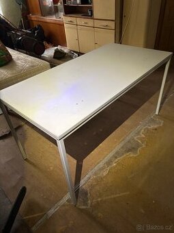 Kovový stůl