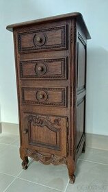 Noční stolek vyřezávaný