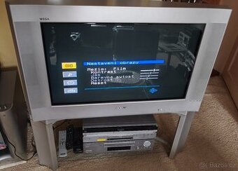 82 cm Wega trinitron , originální stolek a ovladač,top stav