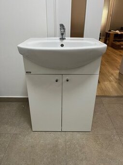 Koupelnová skříňka s baterií