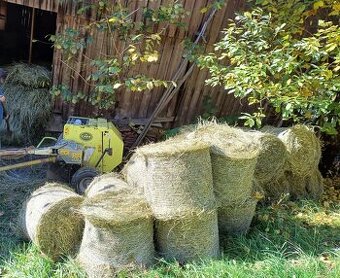 Ručně sušené seno 2025 v BIO kvalitě, lisované do balíků