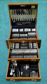 Sada stříbrných příborů pro 12 osob s vlastní komodou