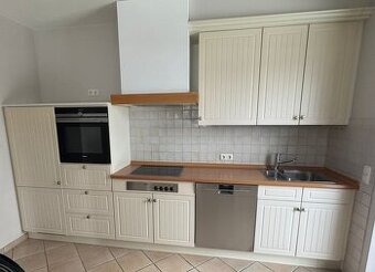 Světlá zachovalá rustikální kuchyně JORIKA