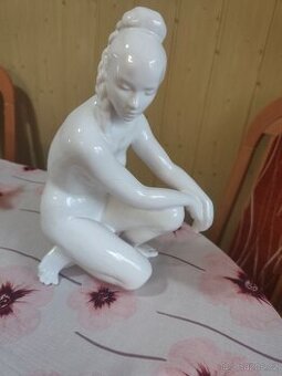 Porcelánová soška ženy