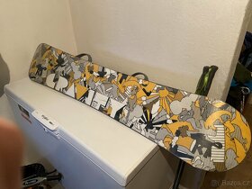 Snowboard s vázáním