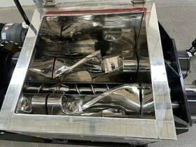 Míchací hnětací stroj