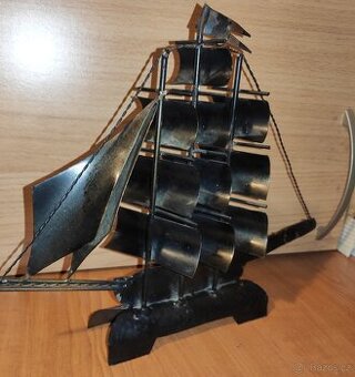 Stará plechová plachetnice v top stavu