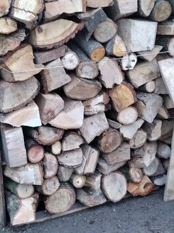 Tvrdé palivové dřevo.