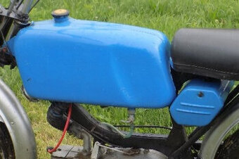 Nádrž, kastlík a blatníky na Jawa 23 mustang