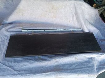 Police na zeď plovoucí