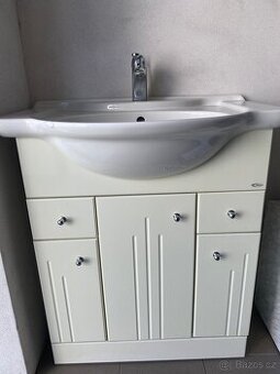 Koupelnová skříňka s umyvadlem a baterií