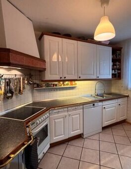 Bílá venkovská kuchyně se spotřebiči, 6548