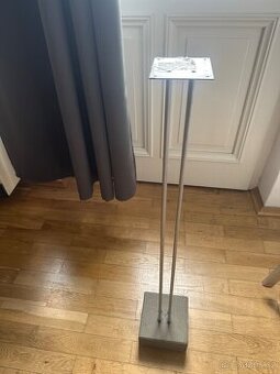 Stojan na repro bedny