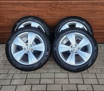 Zánovní zimní Alu kola s TPMS senzory 215/55 R17