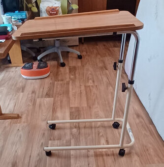 Pojízdný stolek k polohovací posteli