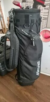Golfový bag a golfové hole