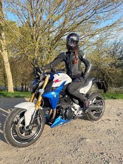 BMW F900R (2022) – jen 9 700 km – quickshifter + výfuk Arrow