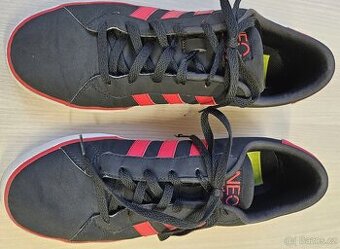 Podám boty Adidas černé. výborný stav- vel. 43/44