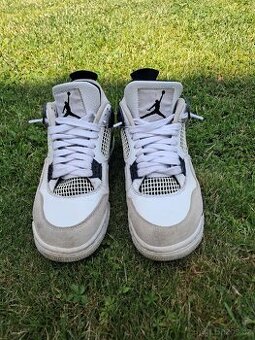 Air Jordan 4 Retro