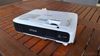 Projektor EPSON EB-S04