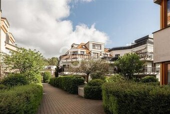 Pronájem zařízeného bytu 3+kk se zahradou a terasami v Praze