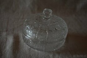 Dóza z broušeného skla